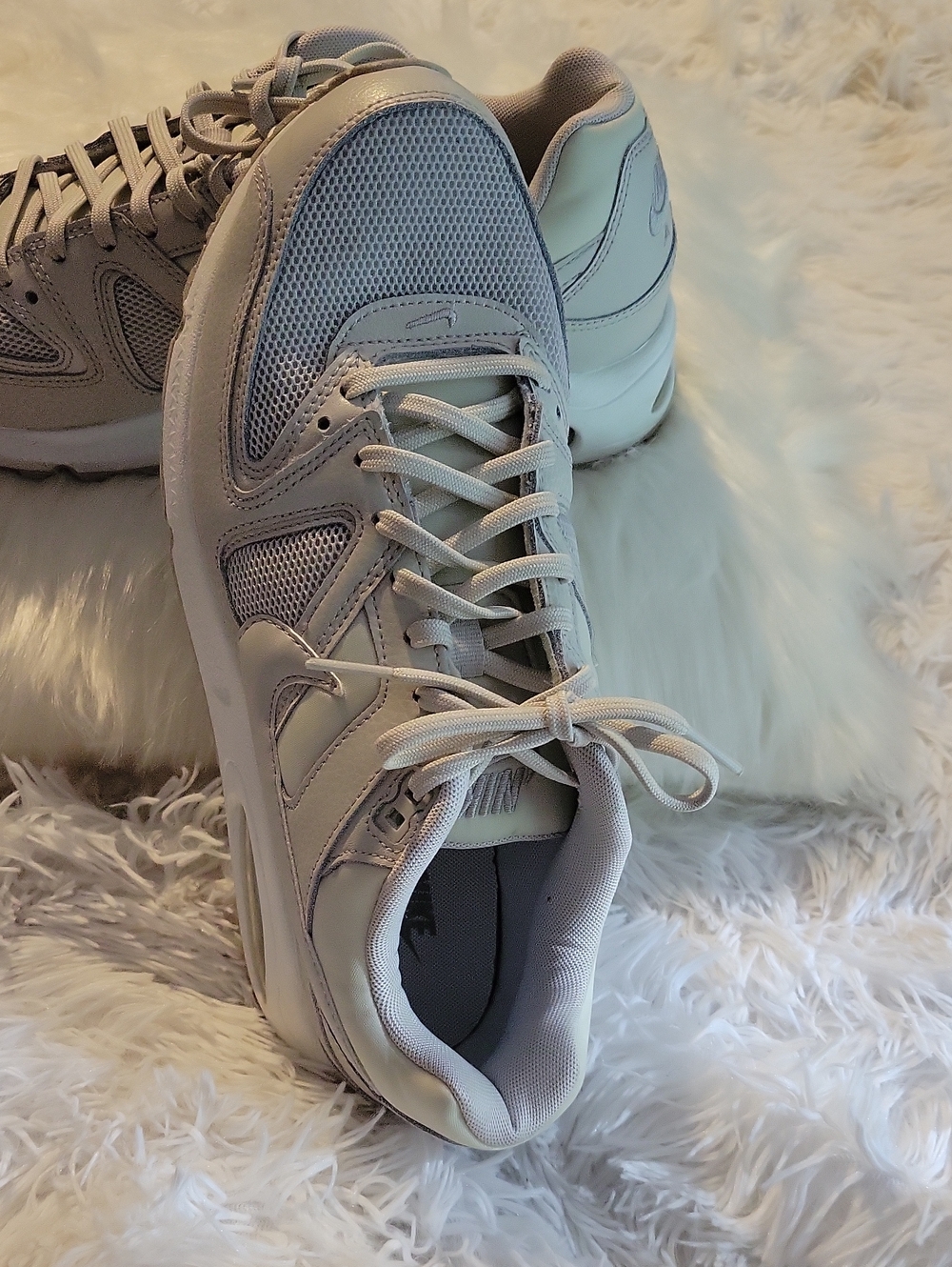 Nike Women's Light Gray/White Sneakers